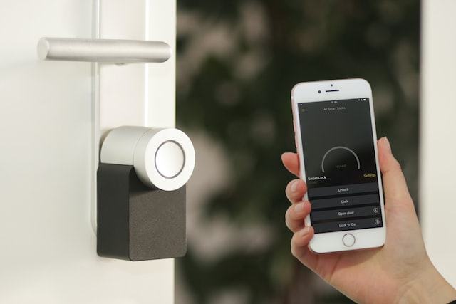 Person%20holding%20a%20smartphone%20next%20to%20a%20smart%20doorbell Person%20holding%20a%20smartphone%20next%20to%20a%20smart%20doorbell